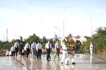 Dâng hoa kỷ niệm 120 năm ngày sinh Chủ tịch Hồ Chí Minh tại tượng đài Bác Hồ, thị xã Cam Ranh