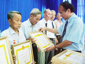 Trao tặng Huy hiệu Đảng đợt 19-5-2010 cho 177 đảng viên