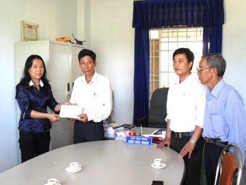 Trao tiền bạn đọc ủng hộ cho gia đình nghèo