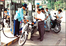 Giữ nguyên giá bán lẻ xăng, dầu