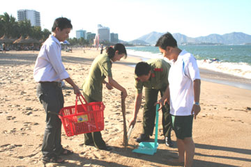 Policemen volunteer to clean Nha Trang beach
