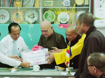 Thăm, tặng quà Ban Trị sự Phật giáo Khánh Hòa