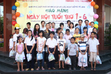 Tặng 205 phần quà cho học sinh có hoàn cảnh khó khăn, học sinh giỏi vượt khó