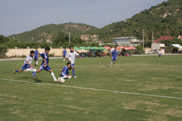 4 đội bóng tham dự