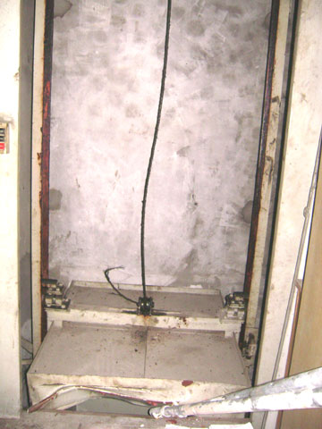 Sự cố thang máy, 1 người chết