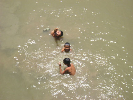 Trẻ em và mối nguy hiểm từ sông nước