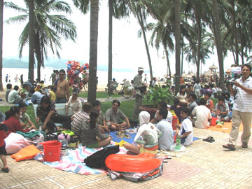 Tập trung lực lượng giữ gìn trật tự, vệ sinh môi trường ở công viên, bờ biển