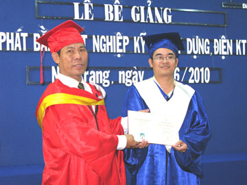 22 học viên được trao bằng kỹ sư xây dựng và điện kỹ thuật