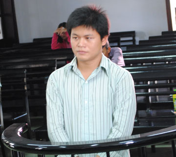 Cướp giật điện thoại, lĩnh 18 tháng tù