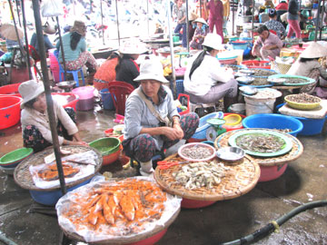 Nắng nóng, thủy hải sản tăng giá