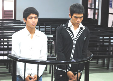 Đi chơi, “tiện thể” cướp giật