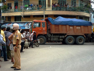 Xe tải cán chết một học sinh cấp 2