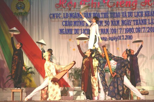 Mang đậm sắc màu dân gian, dân tộc