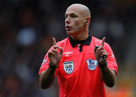 Trọng tài Anh sẽ "thổi" trận chung kết