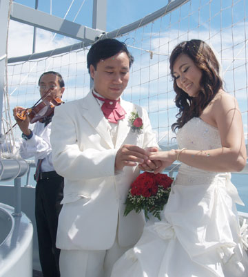 Trao nhẫn cưới trên khinh khí cầu