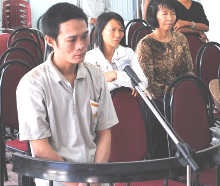 Xét xử lưu động vụ chồng đâm vợ