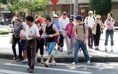 Hướng dẫn viên phải có thẻ của cơ quan quản lý Nhà nước cấp (ảnh VNN)