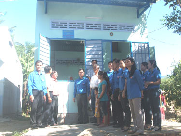 Phối hợp trao nhà “Thắp sáng ước mơ” cho gia đình em Tố Nga