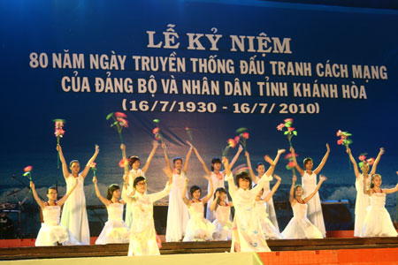 Tái hiện không khí đấu tranh sục sôi và hình ảnh quê hương thân thương