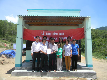 Bàn giao 11 “Mái ấm Công đoàn”