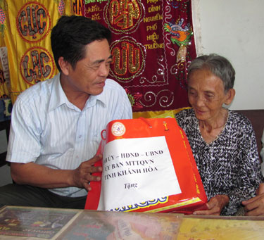 Thăm và tặng quà các gia đình chính sách tiêu biểu nhân ngày Thương binh - Liệt sĩ (27-7-1947 – 27-7-2010)