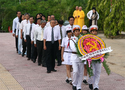Viếng Nghĩa trang liệt sĩ Hòn Dung và dâng hương tại Tháp Trầm Hương
