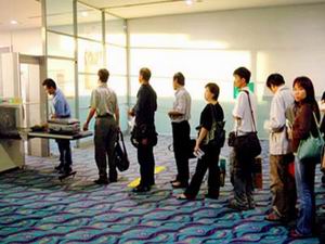 Không mang vật phẩm nguy hiểm khi đi tàu bay