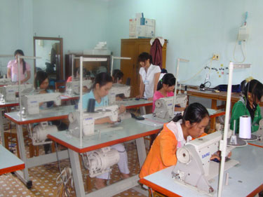 Từng bước đào tạo nghề cho lao động địa phương