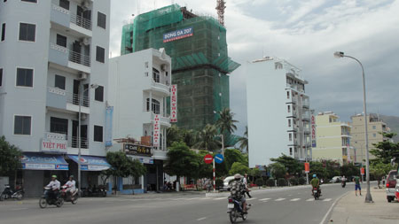 Siết chặt quản lý quy hoạch xây dựng trên đường Trần Phú - Phạm Văn Đồng