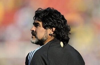 “Cậu bé vàng” Maradona bị sa thải!