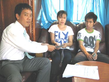 Chi trả quyền lợi bảo hiểm cho em Mai Phú Khánh (xã Diên Phú, Diên Khánh)