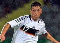 Manchester United dẫn đầu cuộc đua giành Ozil