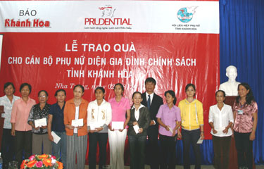 Trao 20 suất quà cho cán bộ phụ nữ diện chính sách