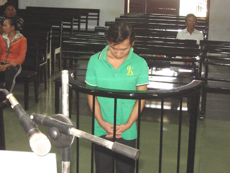 2 chân vịt, 6 bình ắc quy và 11 can dầu bằng… 12 tháng tù