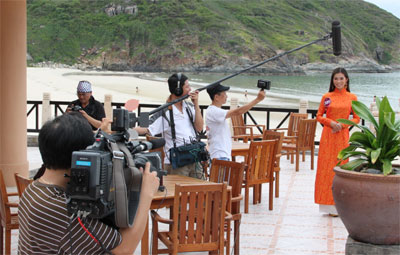 Các thí sinh bước vào tập luyện và ghi hình giới thiệu bản thân