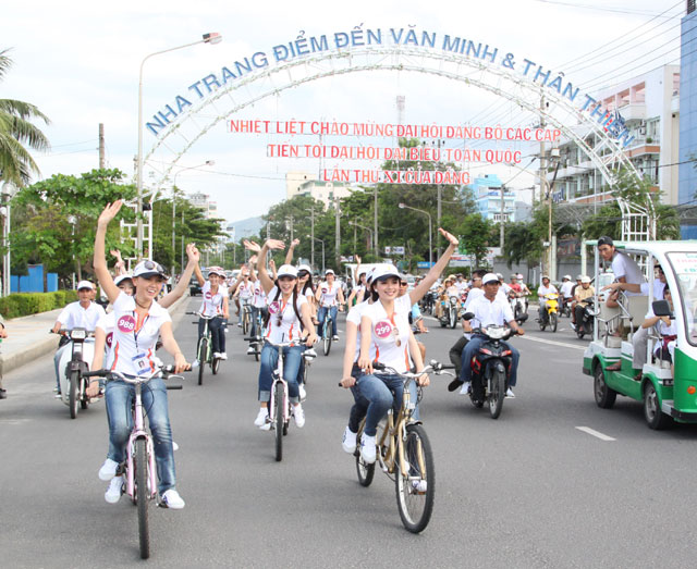 Các thí sinh đạp xe, thả chim cổ động bảo vệ môi trường