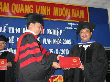 Trao bằng tốt nghiệp cử nhân cho 84 sinh viên khóa 2005 - 2010