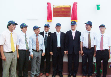 Tổ chức lễ gắn biển công trình thi đua chào mừng Đại hội Đảng