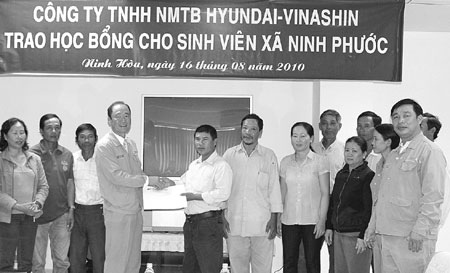 Trao học bổng trị giá 21 triệu đồng cho sinh viên xã Ninh Phước (Ninh Hòa)