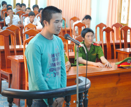 Chém người chỉ vì nghi ngờ bị nói xấu