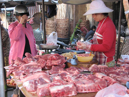 Người dân “sợ” thịt heo