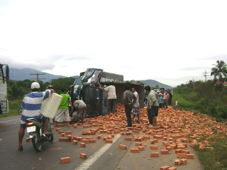 Xe tải lật, một người bị thương