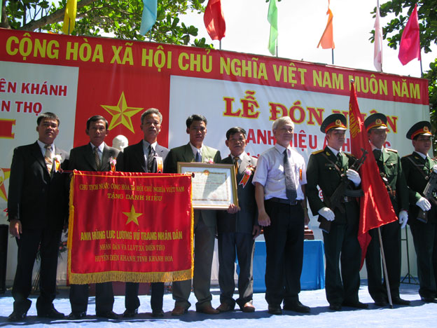 Đón nhận danh hiệu Anh hùng Lực lượng vũ trang nhân dân