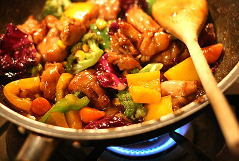 Món ăn: gà xào ngũ sắc