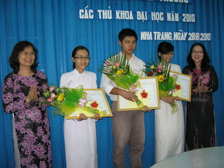 Trao phần thưởng cho 3 thủ khoa đại học