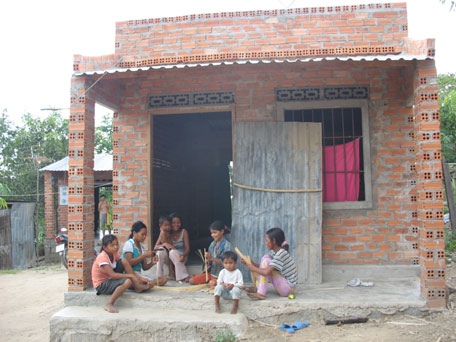 Cần hỗ trợ, nâng cao kỹ năng sống cho người nghèo