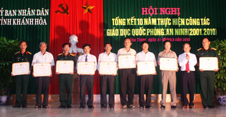 10 tập thể, 6 cá nhân được tặng bằng khen