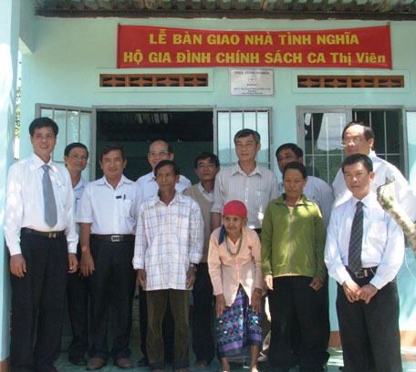 Bàn giao 3 nhà tình nghĩa cho các hộ gia đình chính sách