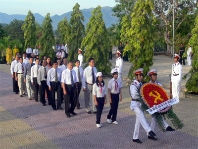 Viếng và đặt vòng hoa tại Nghĩa trang Liệt sĩ Hòn Dung