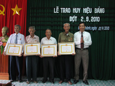 Trao tặng Huy hiệu Đảng đợt 2-9 cho 18 đảng viên